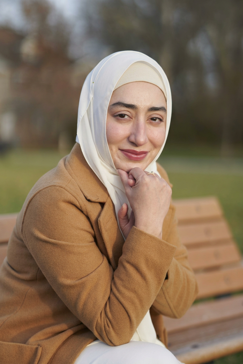 Portrait of Javeria in a calm, grounded counselling setting